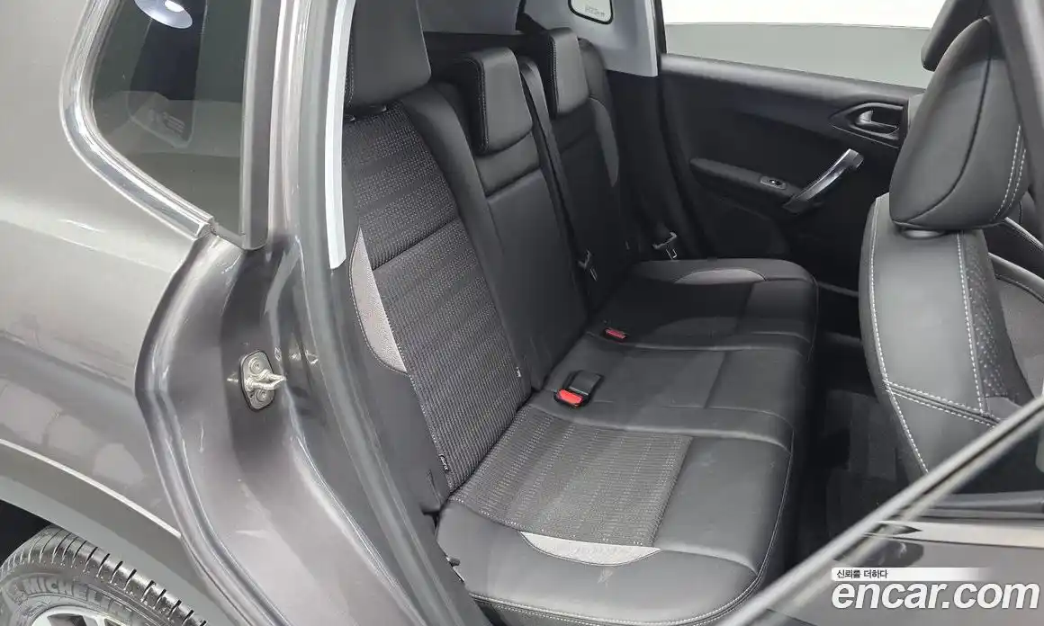 Peugeot 2008 2017 1.6 автомат (гидро), фото 11