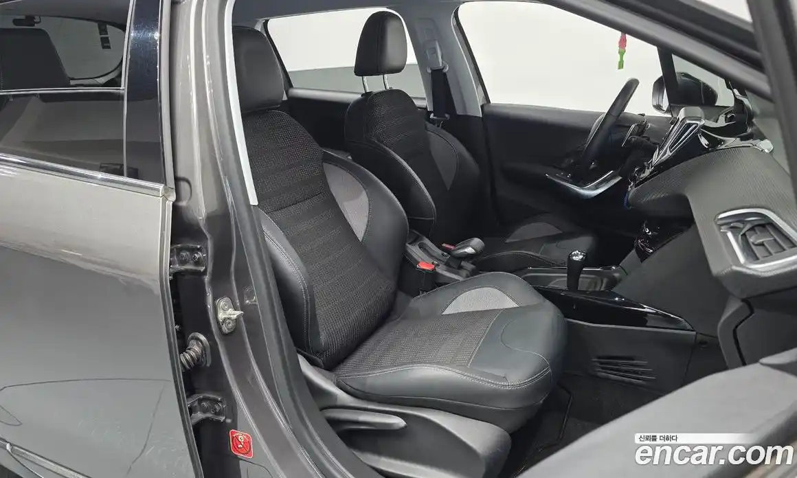 Peugeot 2008 2017 1.6 автомат (гидро), фото 12