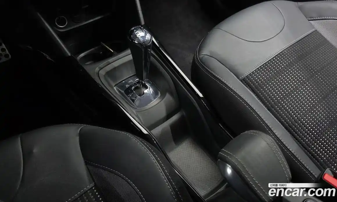 Peugeot 2008 2017 1.6 автомат (гидро), фото 9