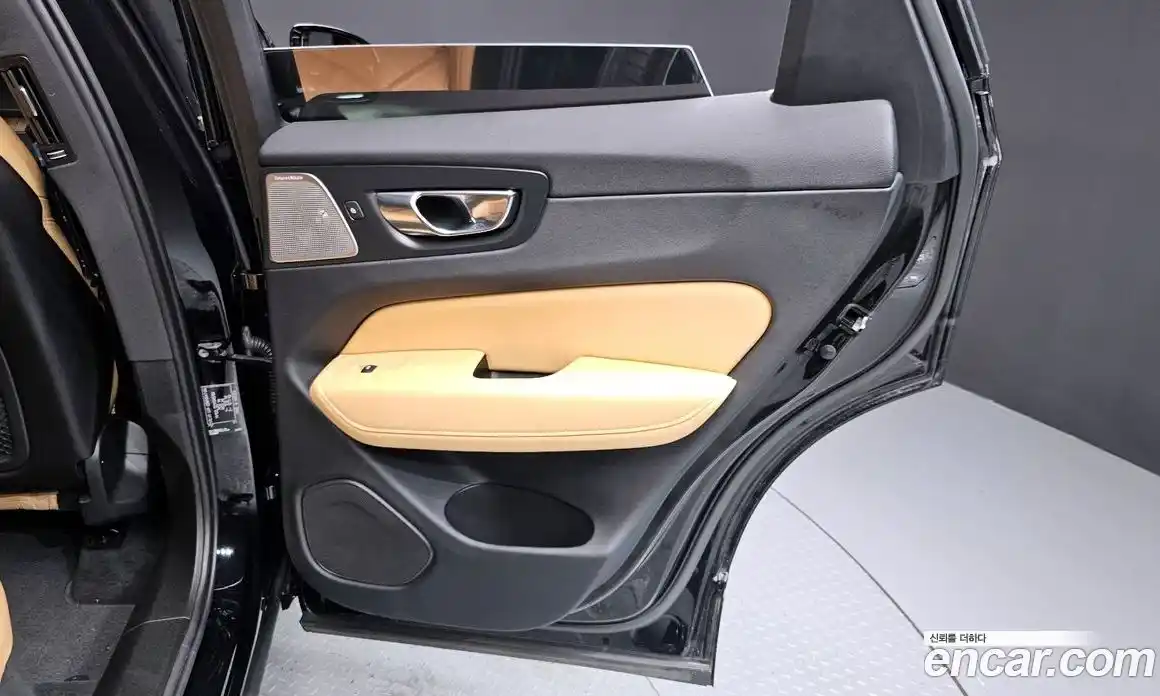 Volvo XC60 2022 2.0 автомат (гидро), фото 15