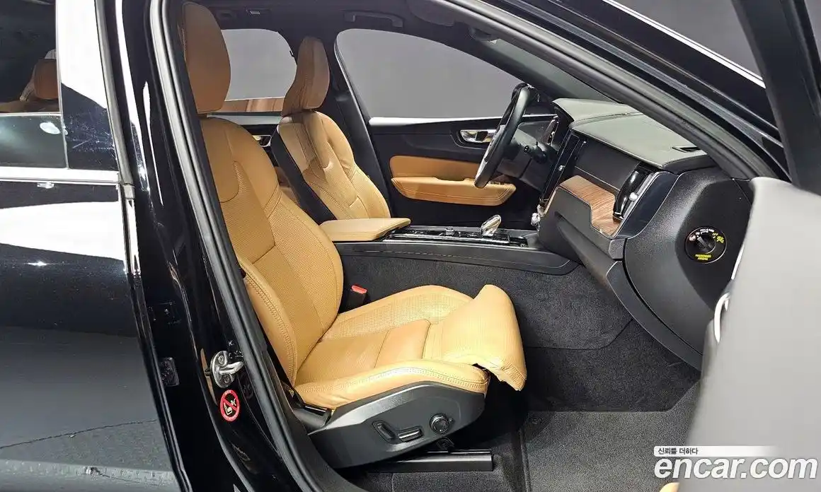Volvo XC60 2022 2.0 автомат (гидро), фото 16