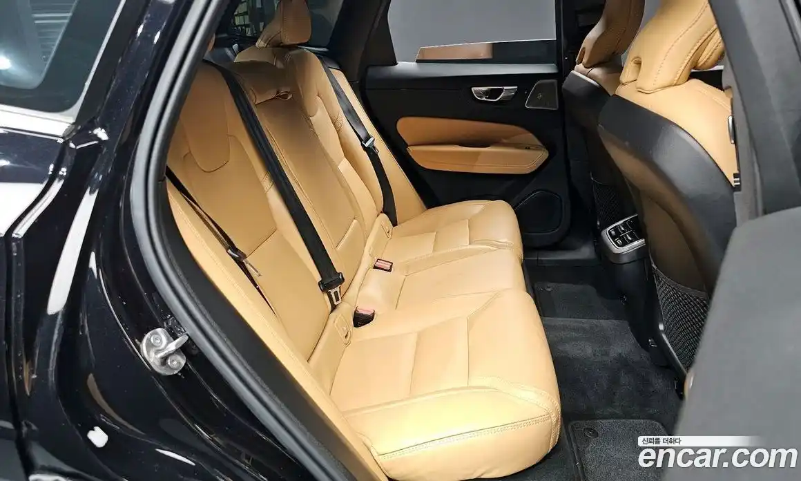 Volvo XC60 2022 2.0 автомат (гидро), фото 17