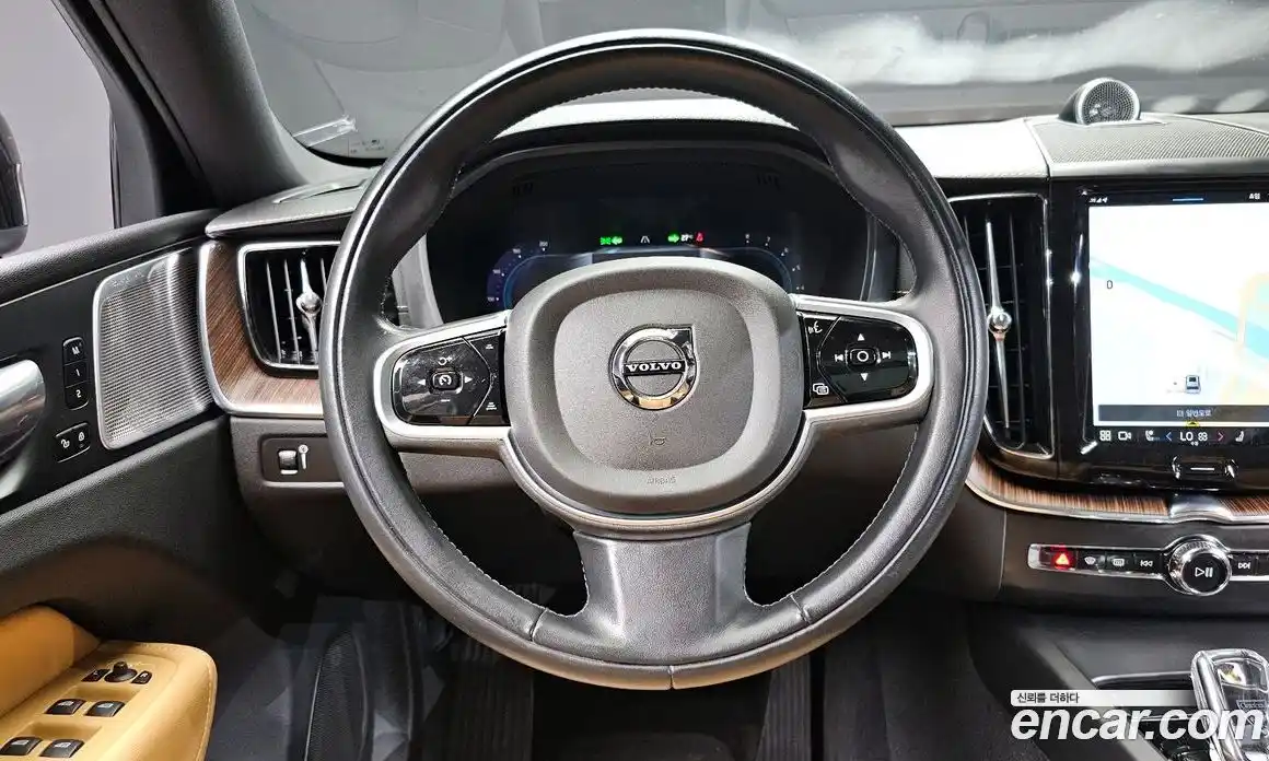 Volvo XC60 2022 2.0 автомат (гидро), фото 18