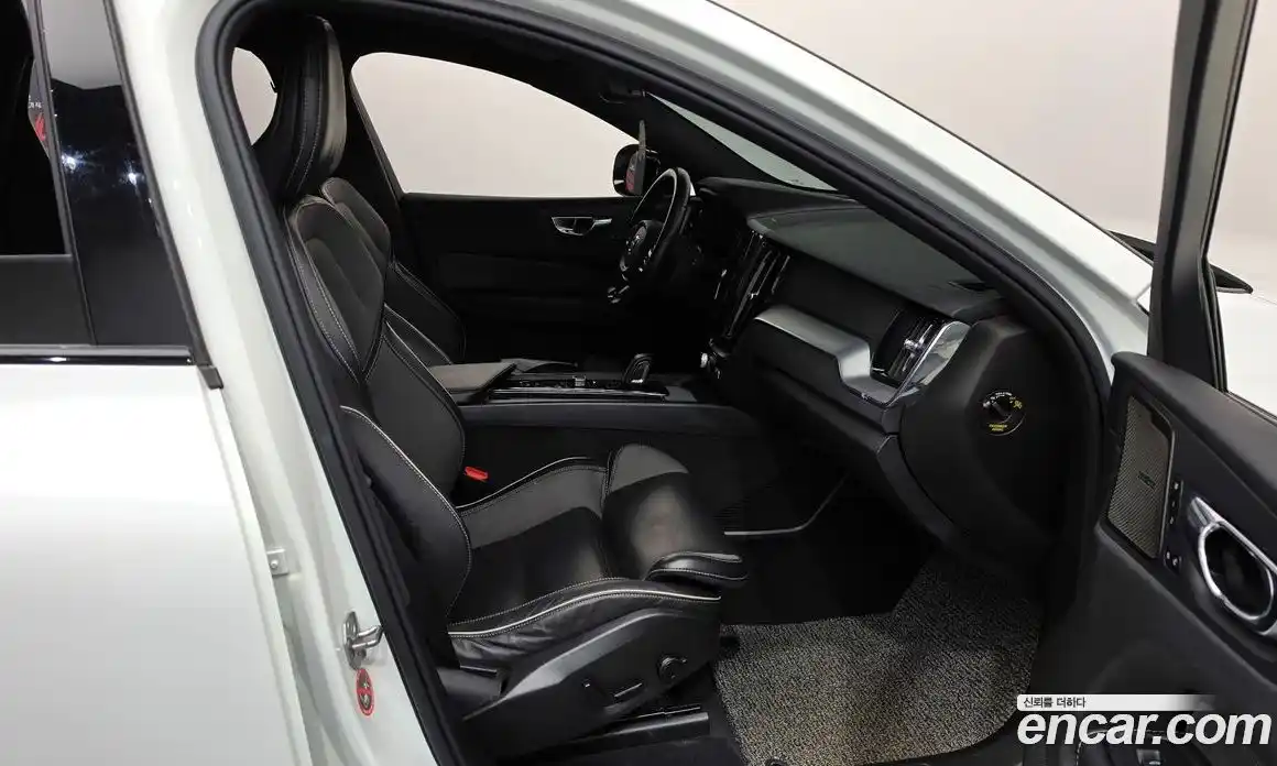 Volvo XC60 2020 2.0 автомат (гидро), фото 16