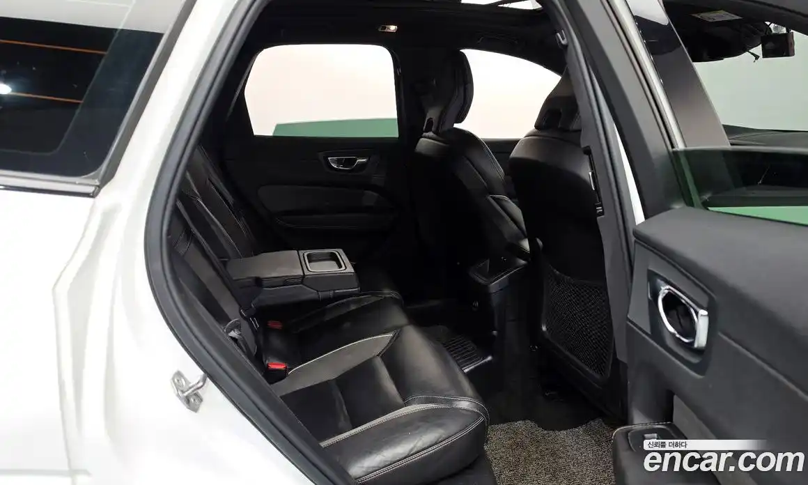 Volvo XC60 2020 2.0 автомат (гидро), фото 17