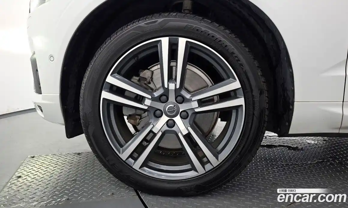 Volvo XC60 2020 2.0 автомат (гидро), фото 5