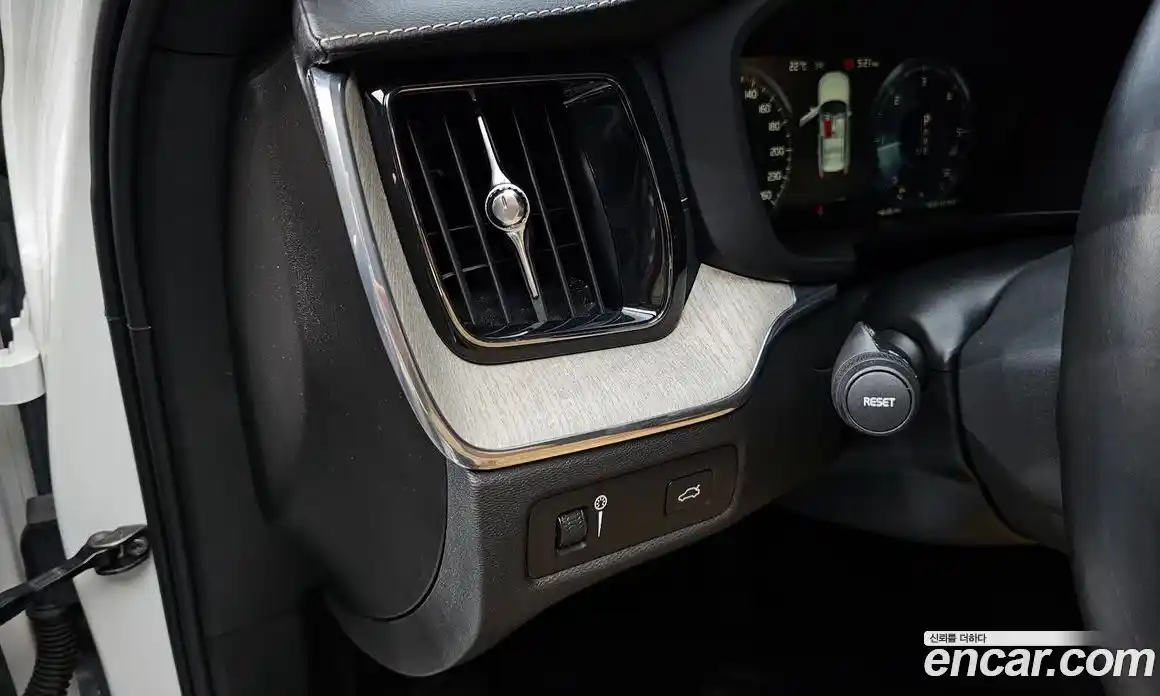 Volvo XC60 2019 2.0 автомат (гидро), фото 16