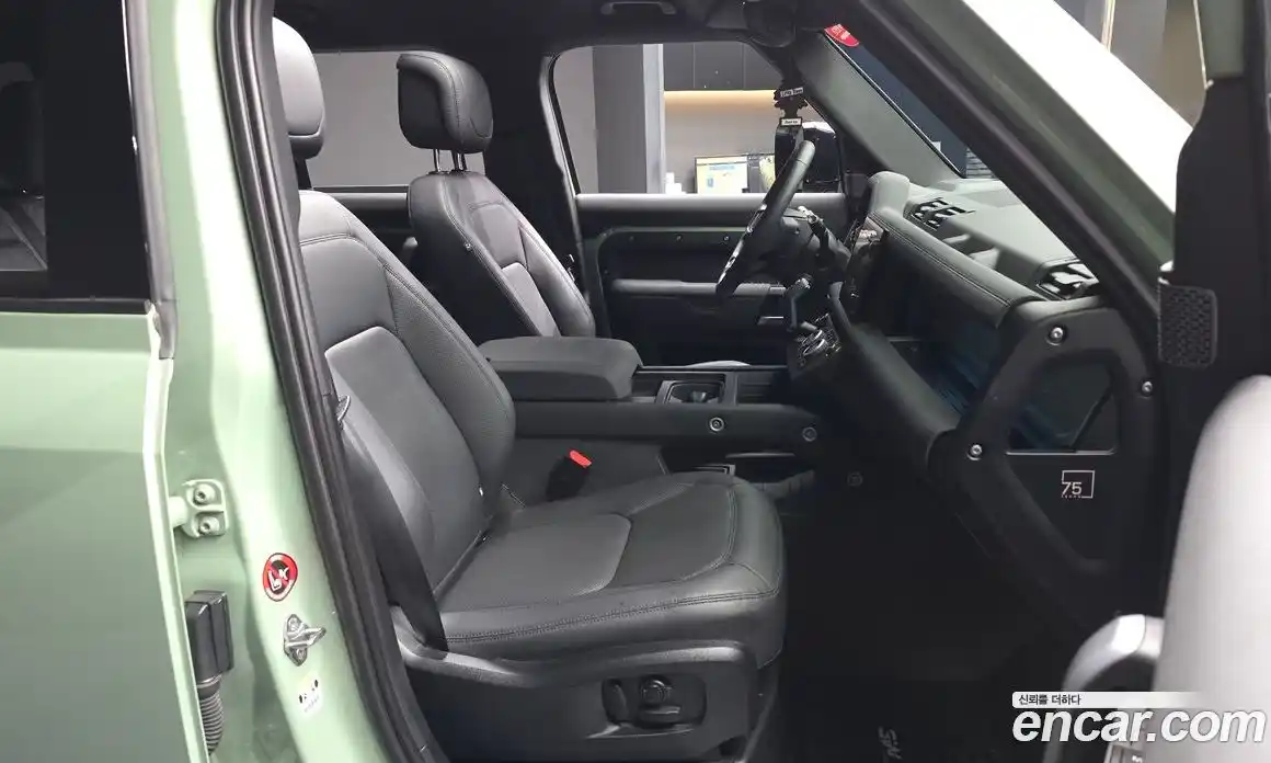 Land Rover Defender 2023 3.0 автомат (гидро), фото 17
