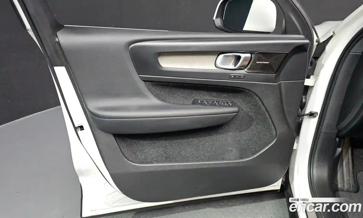 Volvo XC40 2020 2.0 автомат (гидро), фото 14