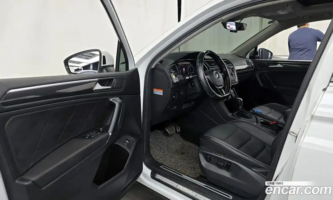 Volkswagen Tiguan 2018 2.0 автомат (гидро), фото 13