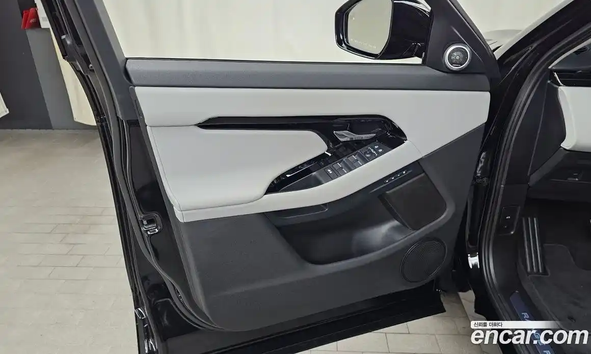 Land Rover Range Rover Evoque 2025 2.0 автомат (гидро), фото 14
