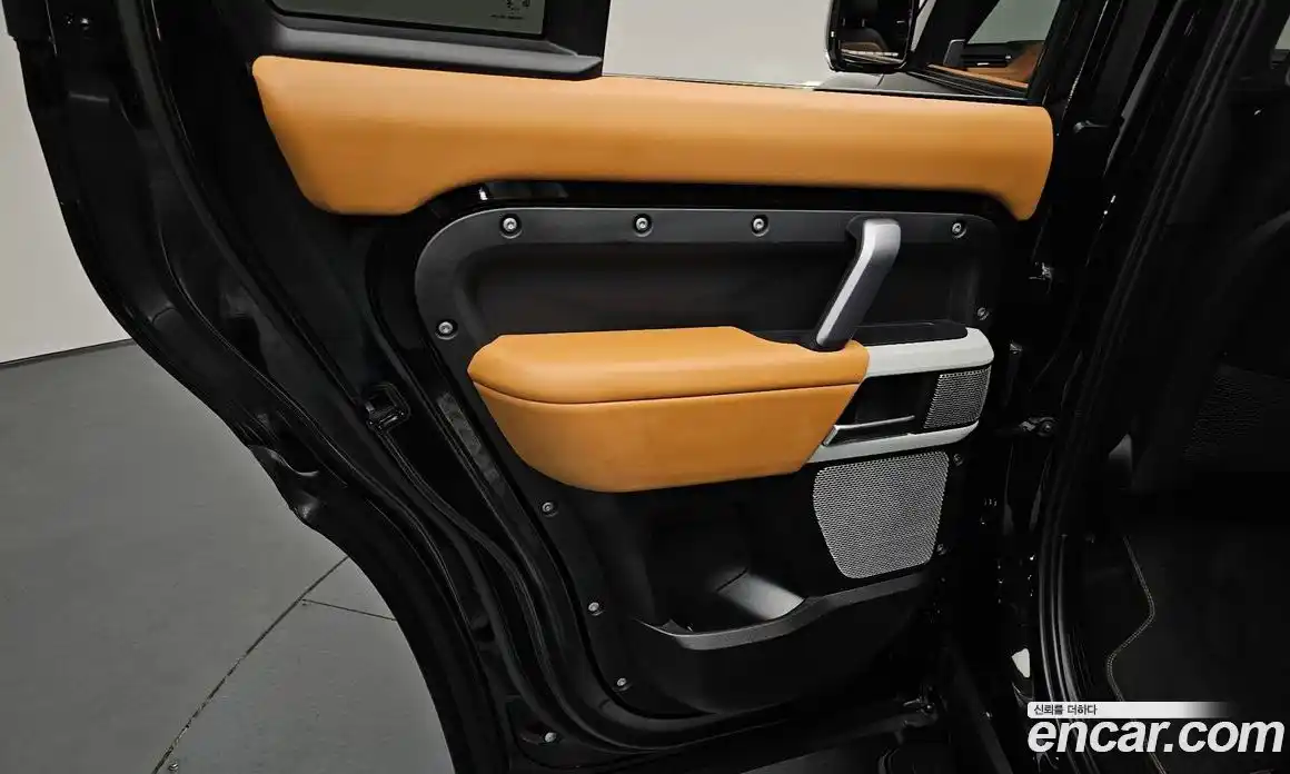 Land Rover Defender 2023 3.0 автомат (гидро), фото 14