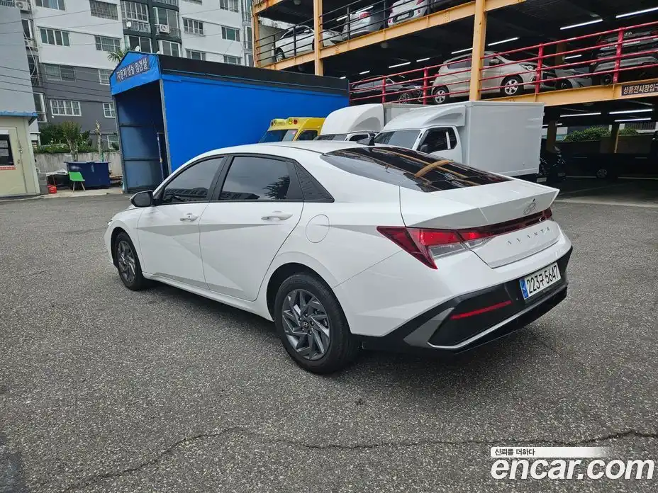 Hyundai Avante 2023 1.6 автомат (гидро), фото 4