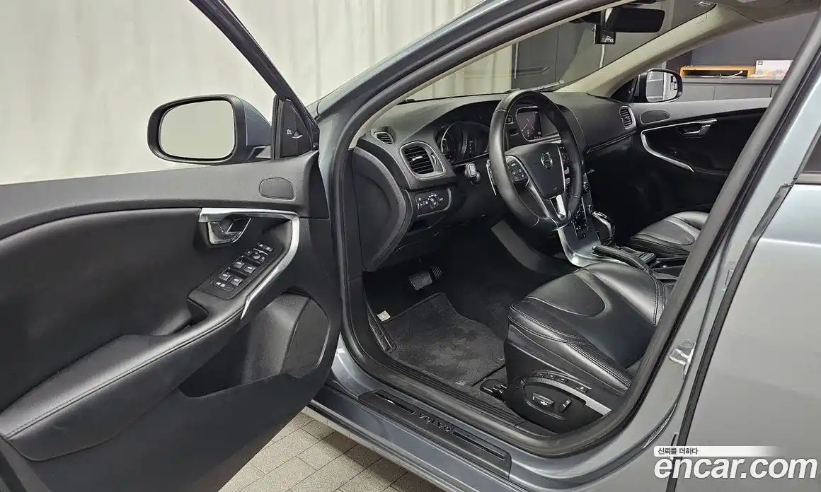 Volvo V40 2018 2.0 автомат (гидро), фото 13