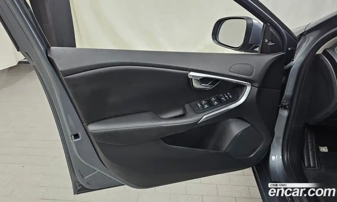 Volvo V40 2018 2.0 автомат (гидро), фото 14