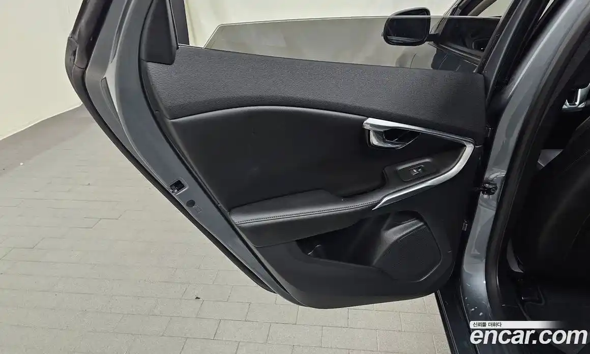 Volvo V40 2018 2.0 автомат (гидро), фото 15