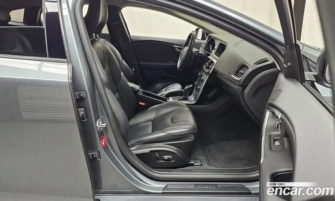 Volvo V40 2018 2.0 автомат (гидро), фото 16