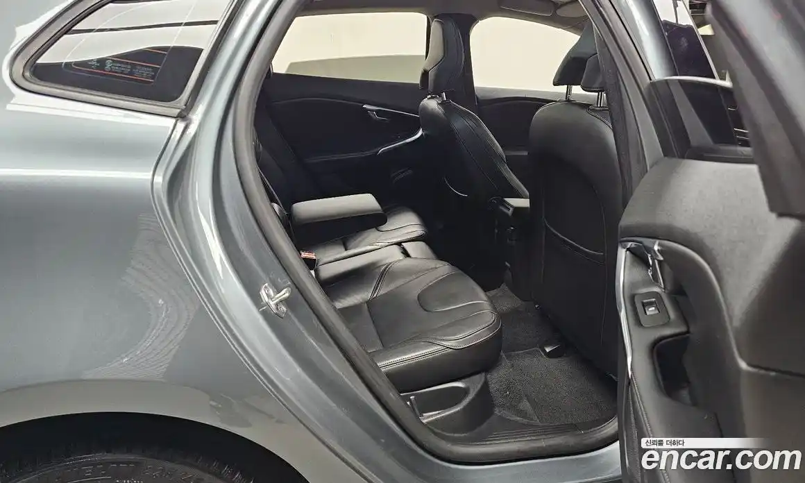 Volvo V40 2018 2.0 автомат (гидро), фото 17