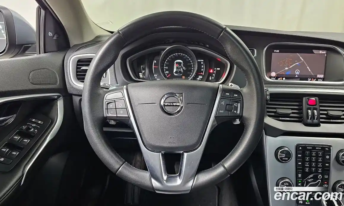 Volvo V40 2018 2.0 автомат (гидро), фото 18