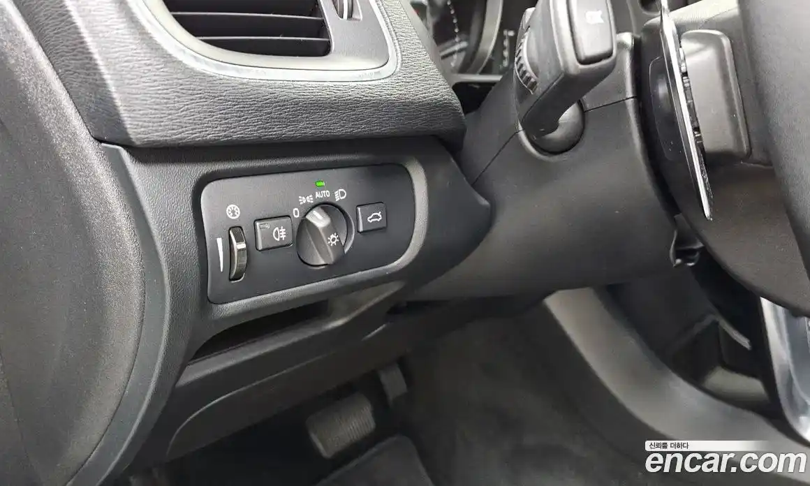 Volvo V40 2018 2.0 автомат (гидро), фото 25