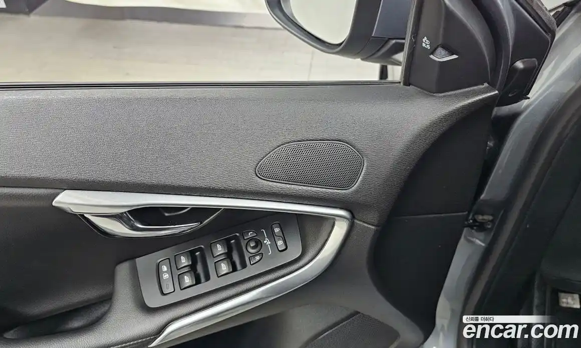 Volvo V40 2018 2.0 автомат (гидро), фото 27
