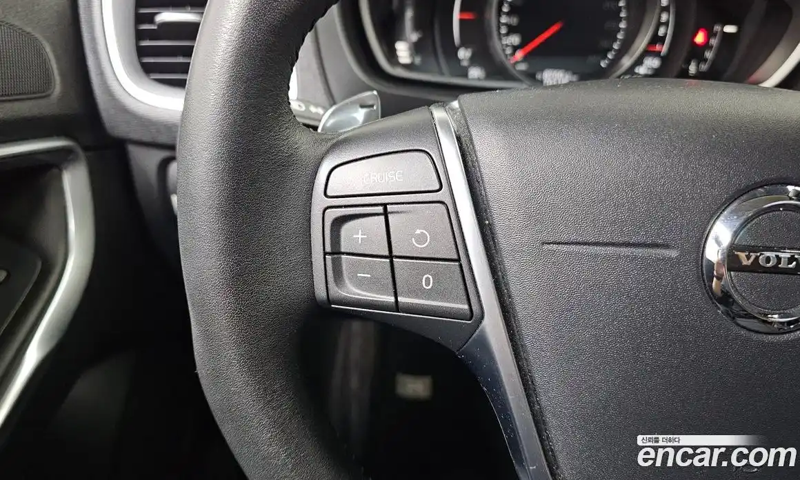 Volvo V40 2018 2.0 автомат (гидро), фото 29
