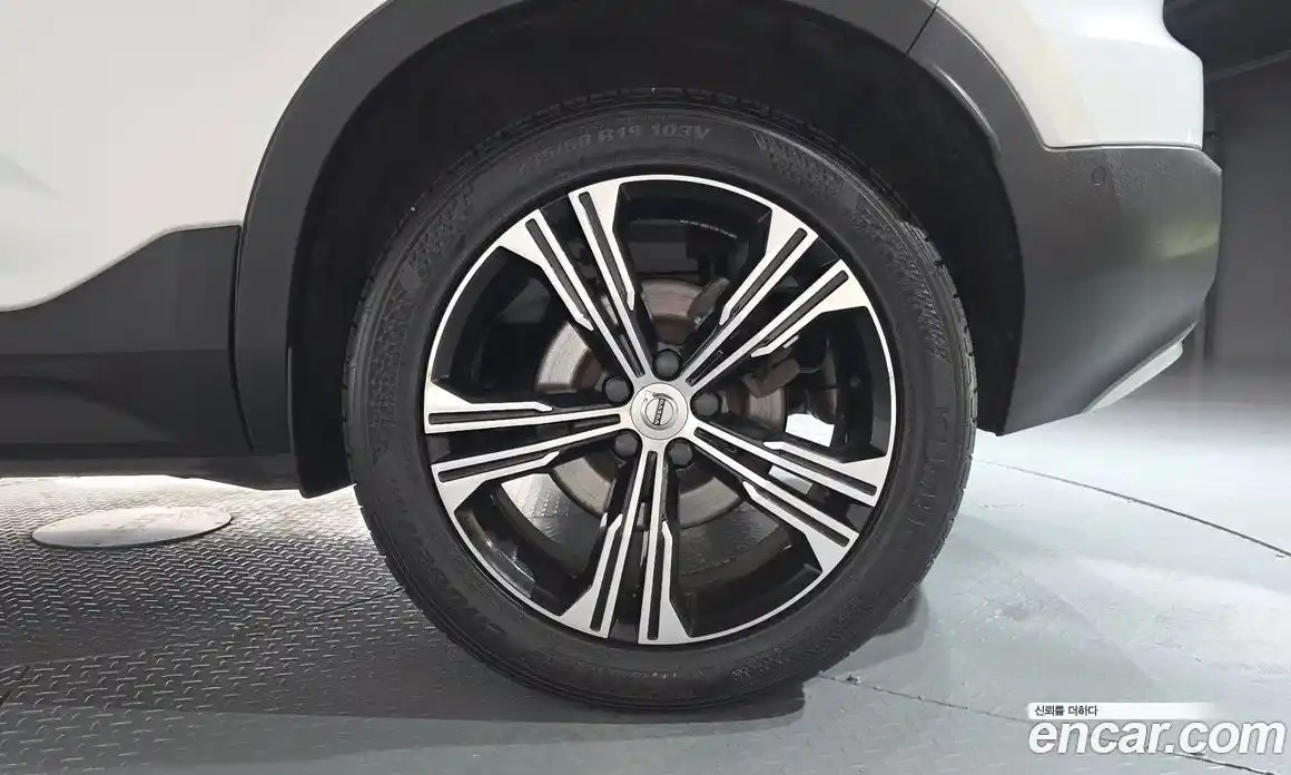 Volvo XC40 2021 2.0 автомат (гидро), фото 6