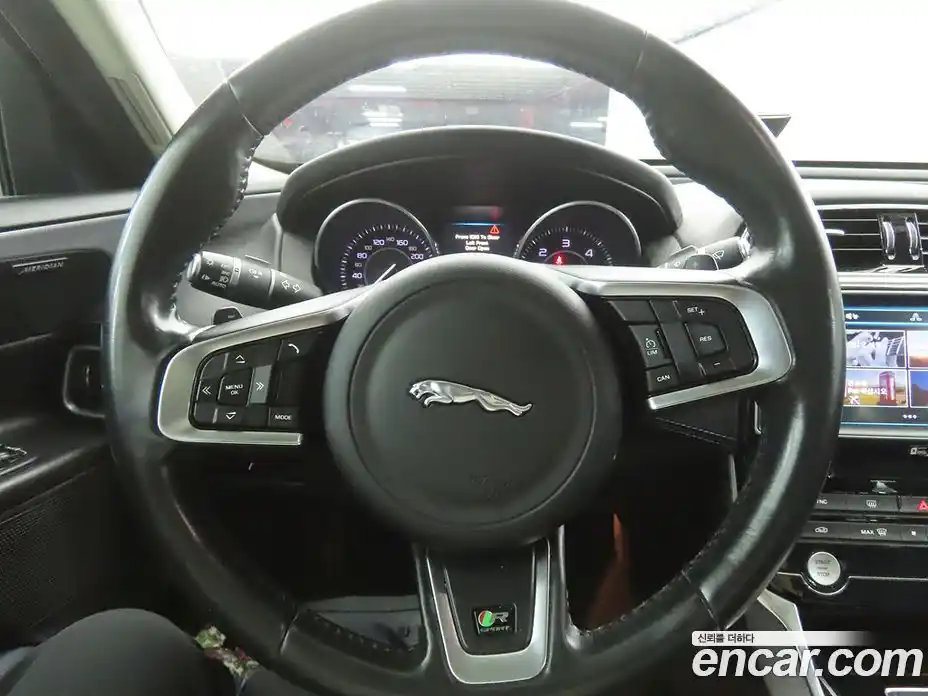 Jaguar XE 2016 2.0 гидро, фото 8
