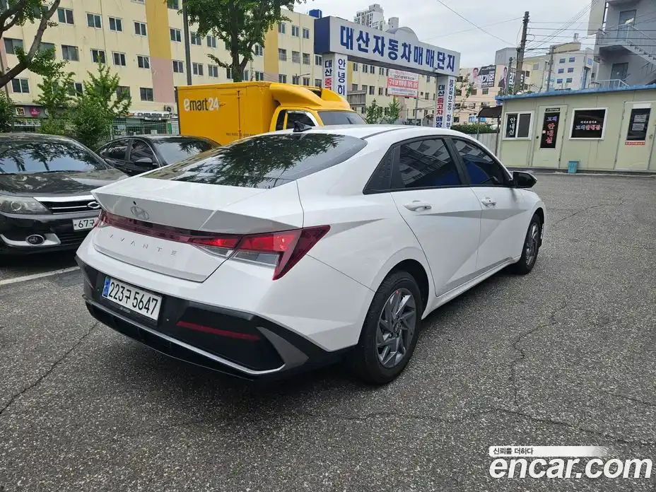 Hyundai Avante 2023 1.6 автомат (гидро), фото 3