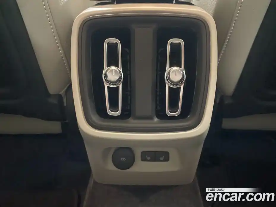 Volvo XC40 2026 2.0 автомат (гидро), фото 18