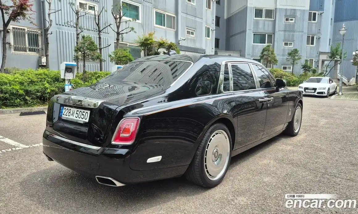 Rolls-Royce Phantom 2023 6.7 гидро, фото 2