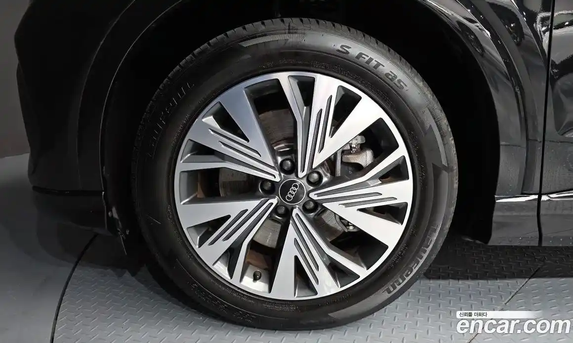 Audi Q4 e-tron 2023 0.2 автомат (гидро), фото 5
