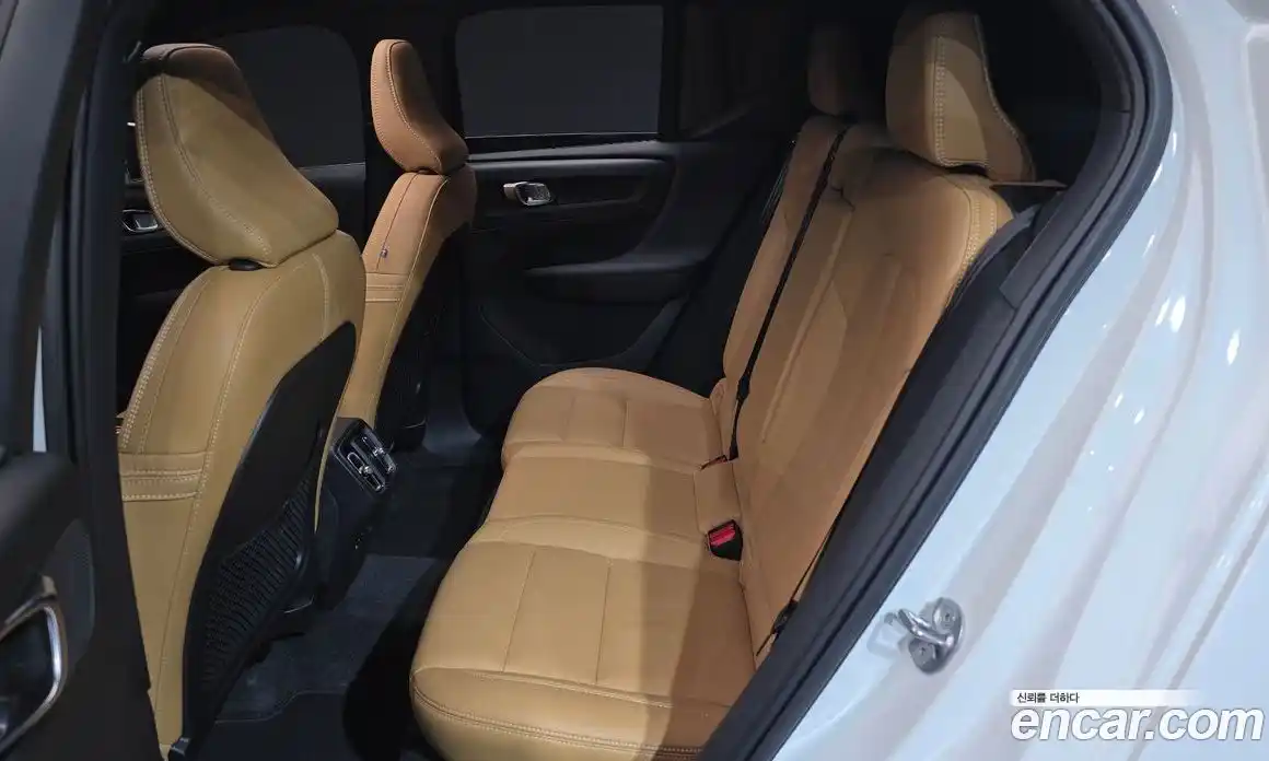 Volvo XC40 2022 2.0 автомат (гидро), фото 11