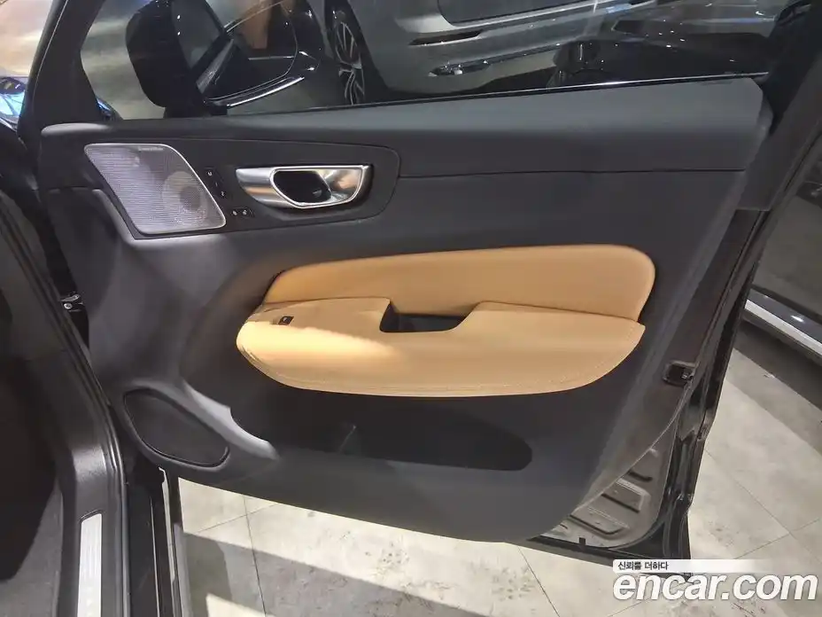 Volvo XC60 2023 2.0 автомат (гидро), фото 16