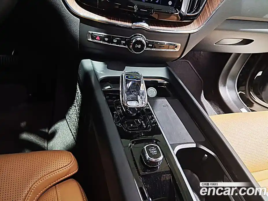 Volvo XC60 2023 2.0 автомат (гидро), фото 9