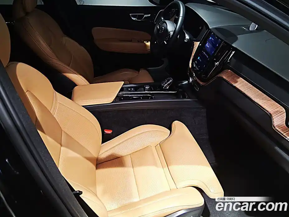 Volvo XC60 2023 2.0 автомат (гидро), фото 10