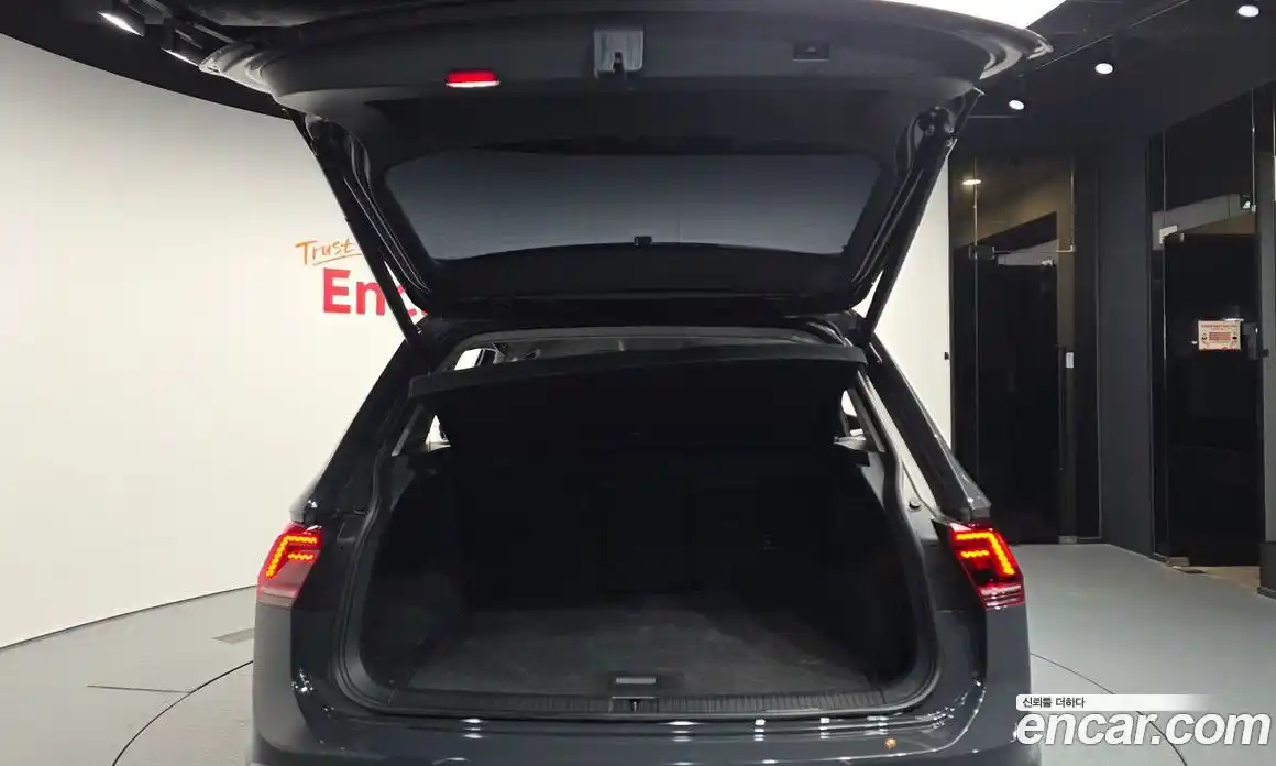 Volkswagen Tiguan 2018 2.0 автомат (гидро), фото 26