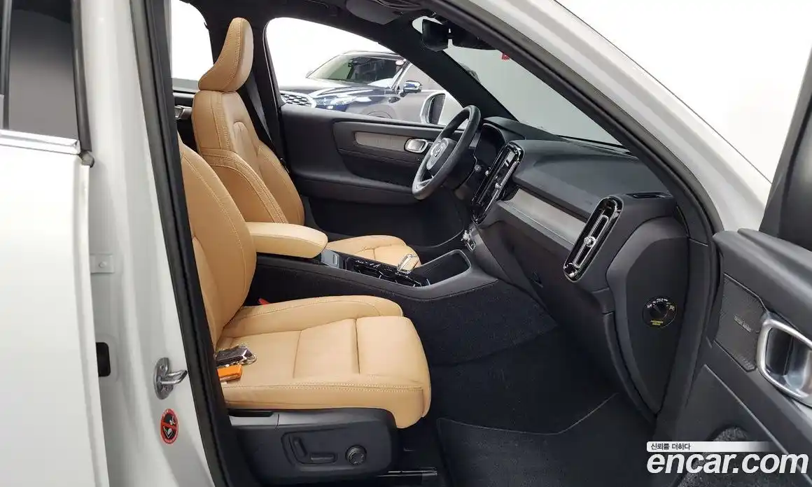 Volvo XC40 2022 2.0 автомат (гидро), фото 16