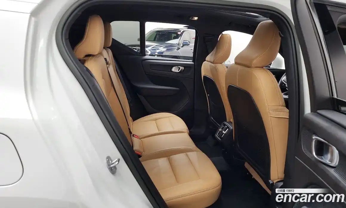 Volvo XC40 2022 2.0 автомат (гидро), фото 17