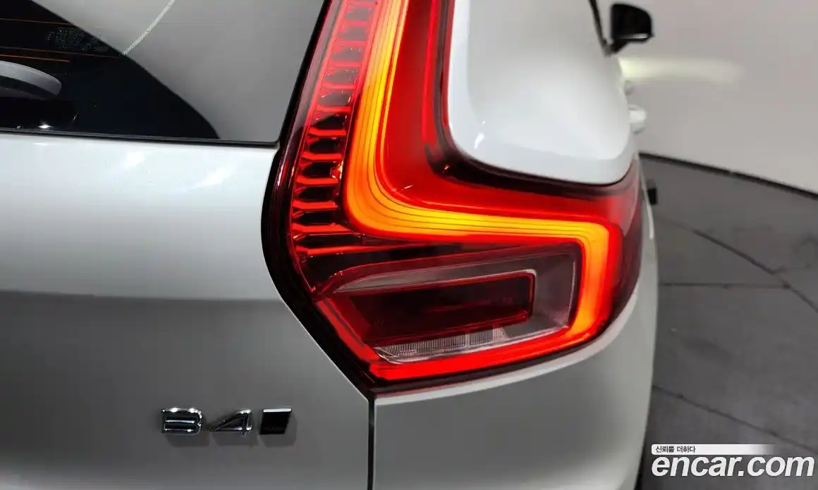 Volvo XC40 2022 2.0 автомат (гидро), фото 9