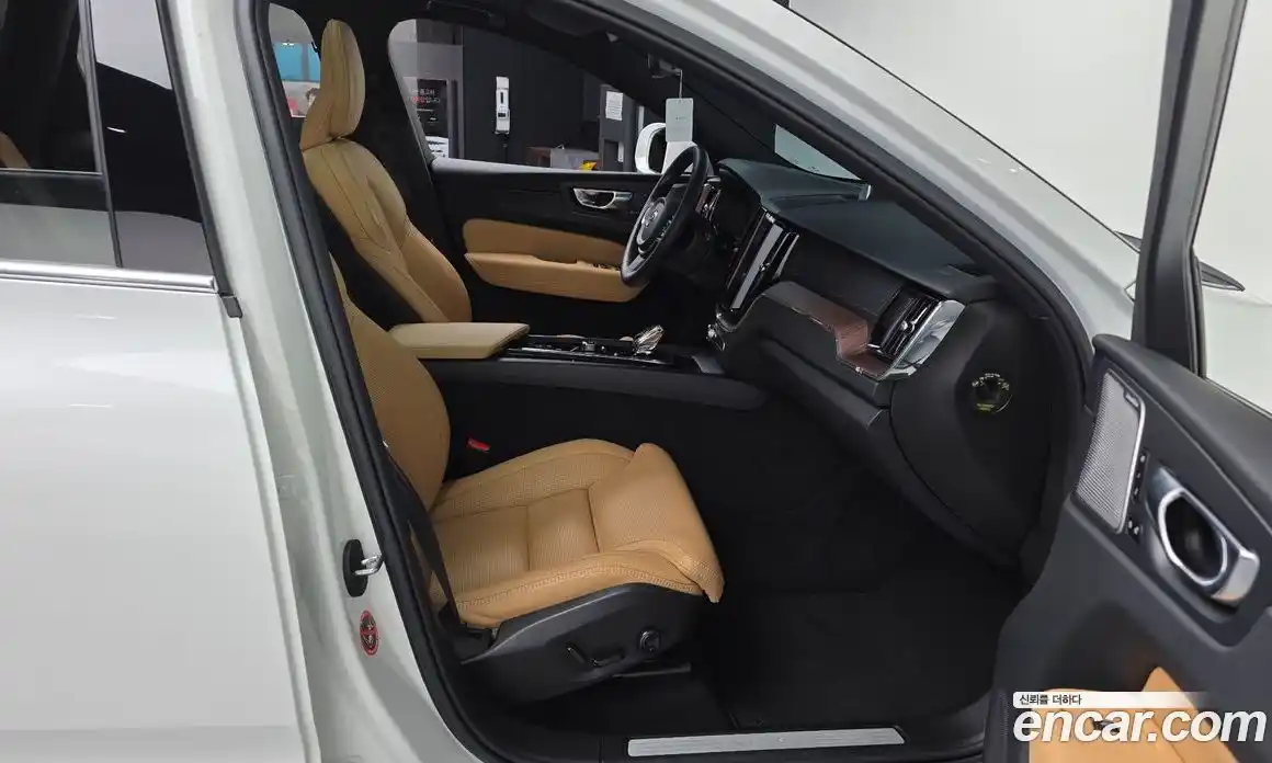 Volvo XC60 2023 2.0 автомат (гидро), фото 11