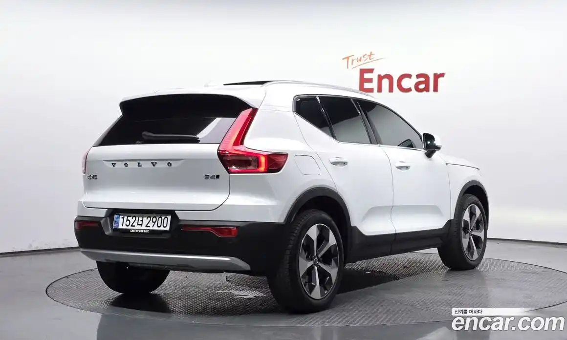 Volvo XC40 2024 2.0 автомат (гидро), фото 1