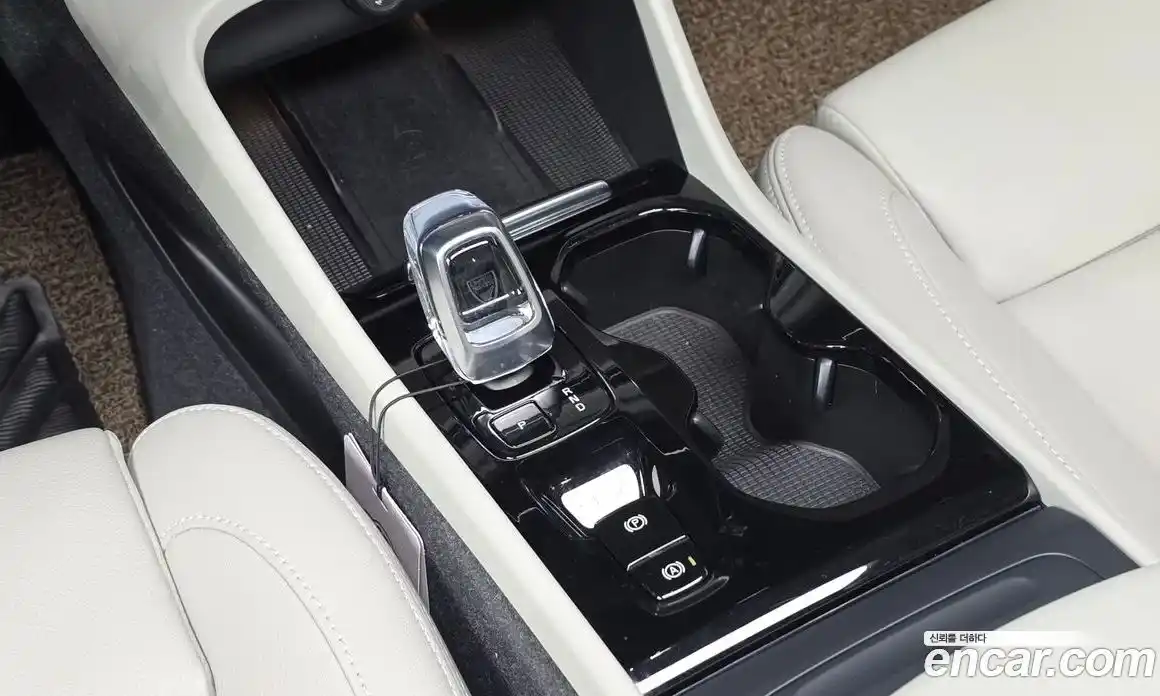 Volvo XC40 2024 2.0 автомат (гидро), фото 11