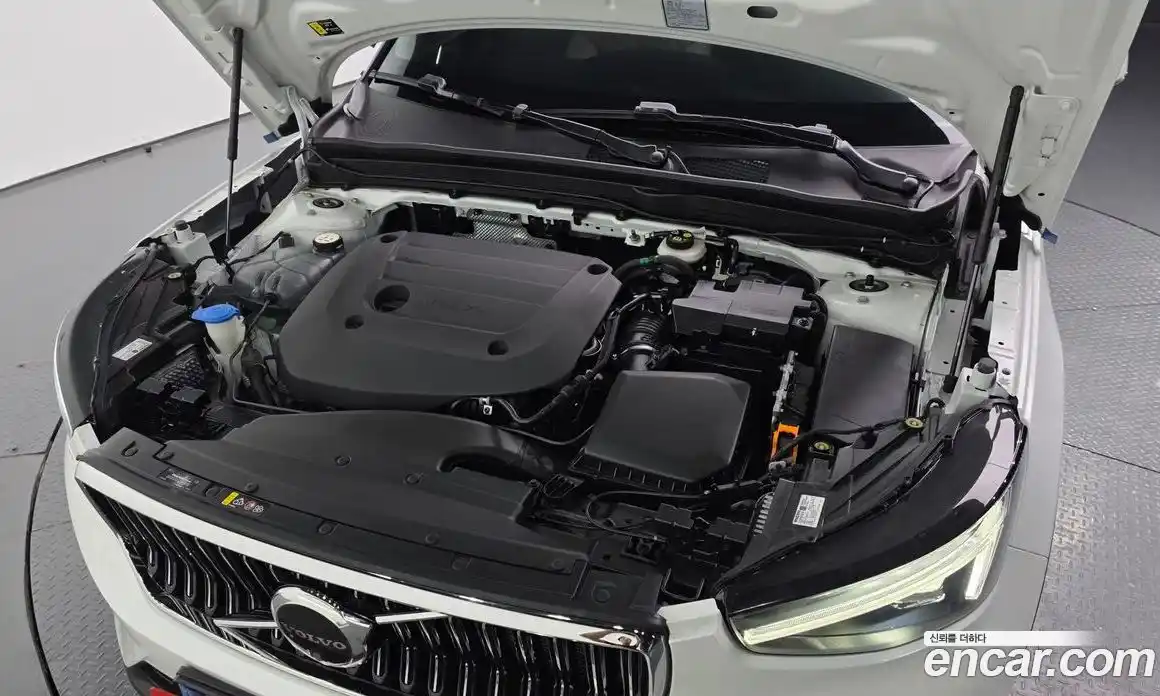 Volvo XC40 2024 2.0 автомат (гидро), фото 5