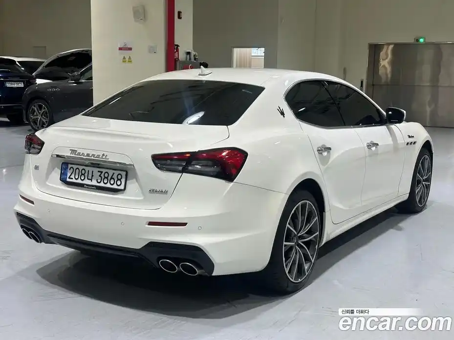Maserati Ghibli 2023 3.0 гидро, фото 2