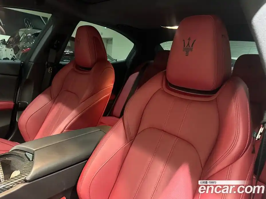 Maserati Ghibli 2023 3.0 гидро, фото 10
