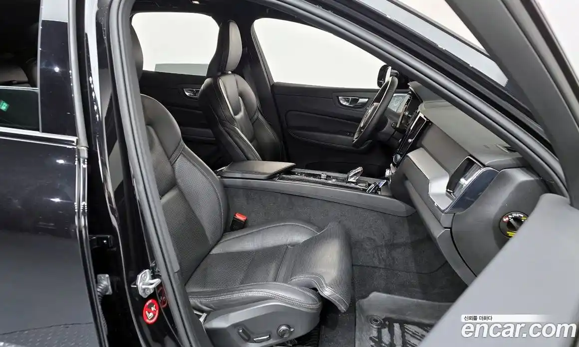 Volvo XC60 2022 2.0 автомат (гидро), фото 16