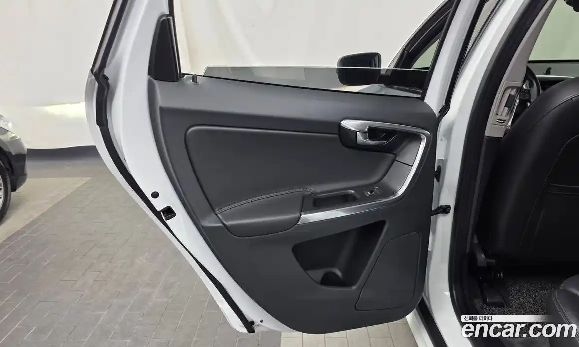 Volvo XC60 2017 2.0 автомат (гидро), фото 15