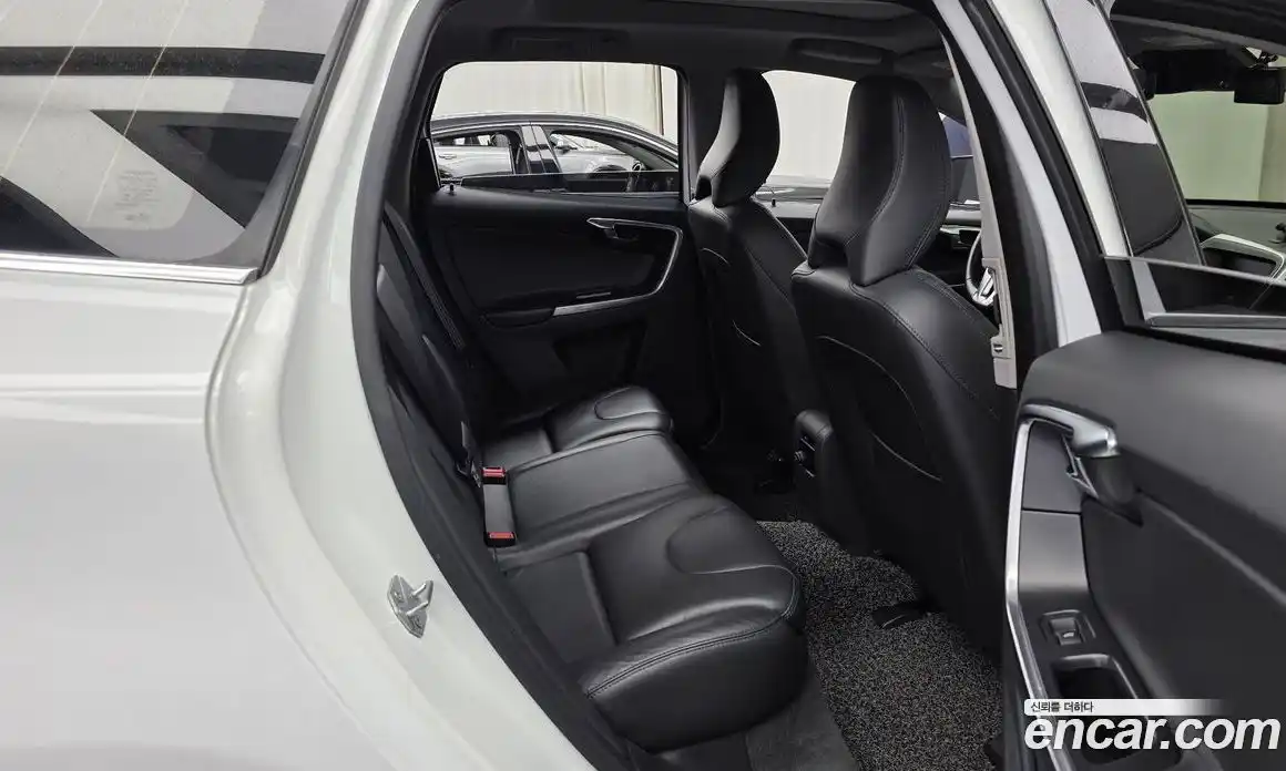 Volvo XC60 2017 2.0 автомат (гидро), фото 17
