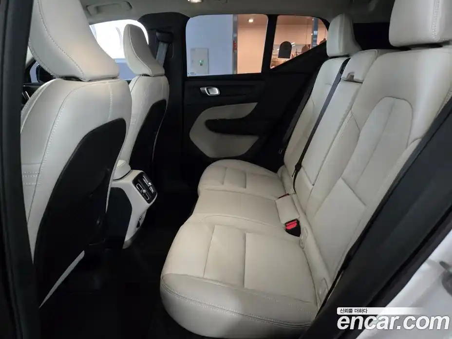 Volvo XC40 2026 2.0 автомат (гидро), фото 11